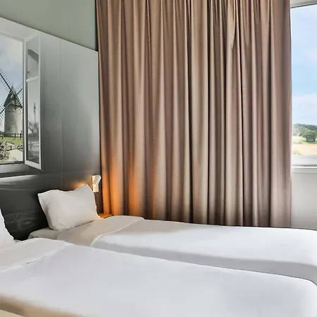 B&B Hotel Les Herbiers 酒店 2*