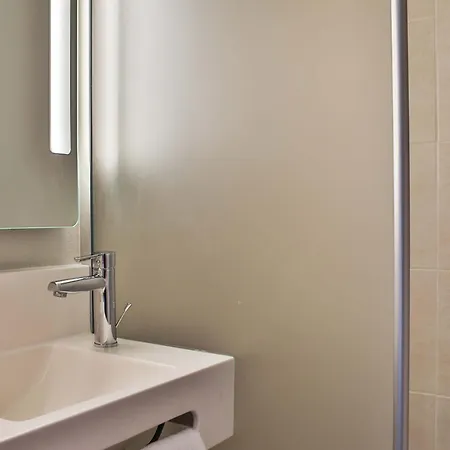 B&B Hotel Les Herbiers 2*