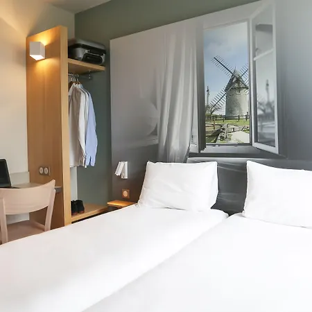 B&B Hotel Les Herbiers 酒店