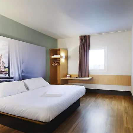 B&B Hotel Les Herbiers Hotel 2*