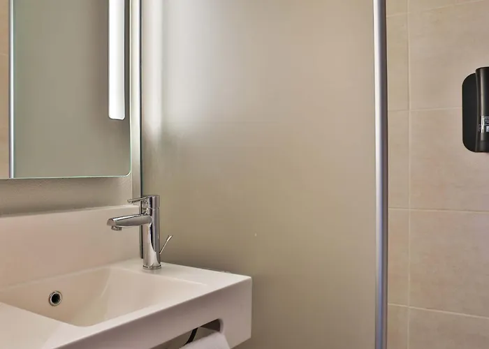 B&B Hotel Les Herbiers 2*